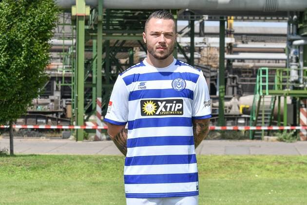 GER, offizieller Fototermin Porträttermin Portraettermin MSV Duisburg Spieler Yanni Regäsel (Regaesel); MSV Duisburg; 2.BL, Porträttermin 2018 2019 quer, Querformat