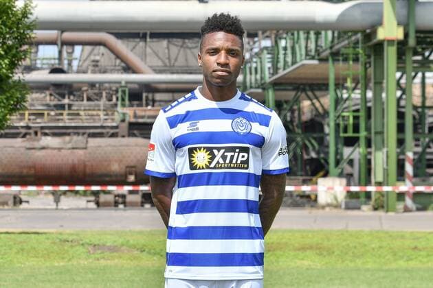 GER, offizieller Fototermin Porträttermin Portraettermin MSV Duisburg Spieler Joseph-Claude Gyau; MSV Duisburg; 2.BL, Porträttermin 2018 2019 quer, Querformat