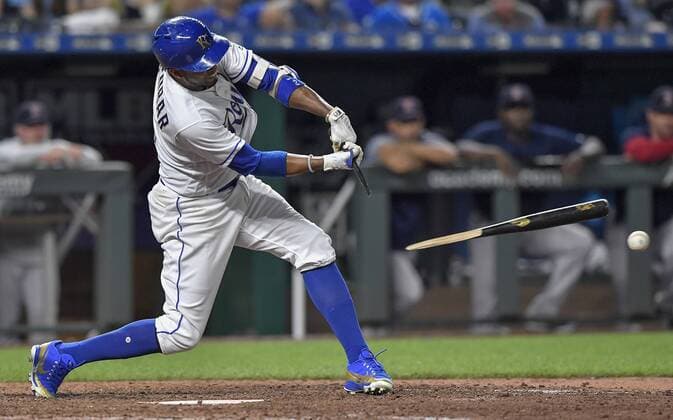 Sport-Bilder des Tages July 6, 2018 - Kansas City, MO, USA - The Kansas City Royals Alcides Escobar breaks his bat on a ground out in the ninth inning against the Boston Red Sox on Friday, July 6, 2018, at Kauffman Stadium in Kansas City, Mo. The Red Sox won, 10-5. Boston at Kansas City - ZUMAm67_ 20180706_zaf_m67_037 Copyright: xJohnxSleezerx