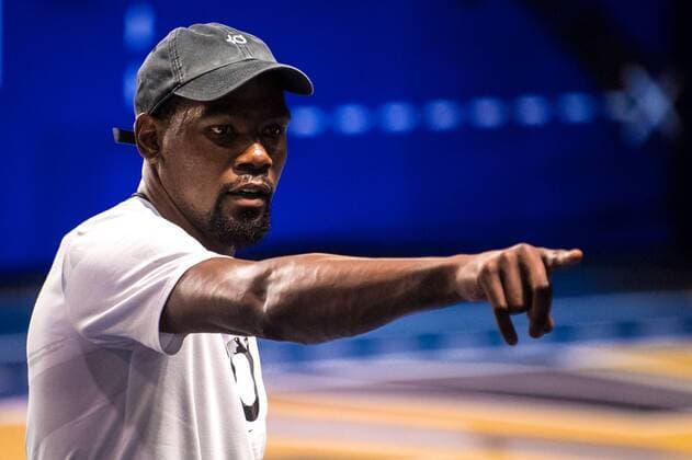 NBA Basketball Herren USA star Kevin Durant of Golden State Warriors attends a fan meeting during his China tour in Guangzhou city, south China s Guangdong province, 6 July 2018. NBA superstar Kevin Durant flaunts basketball skills to fascinate fans in south China  20180706_28434