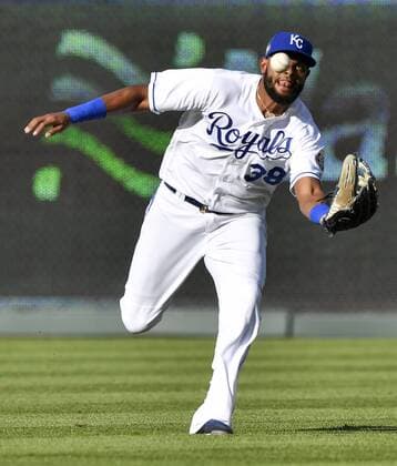 Sport-Bilder des Tages July 7, 2018 - Kansas City, MO, USA - Kansas City Royals right fielder Jorge Bonifacio runs down a fly ball out on the Boston Red Sox s Oscar Hernandez in the first inning at Kauffman Stadium in Kansas City, Mo., on Saturday, July 7, 2018. Boston at Kansas City - ZUMAm67_ 20180707_zaf_m67_028 Copyright: xJohnxSleezerx