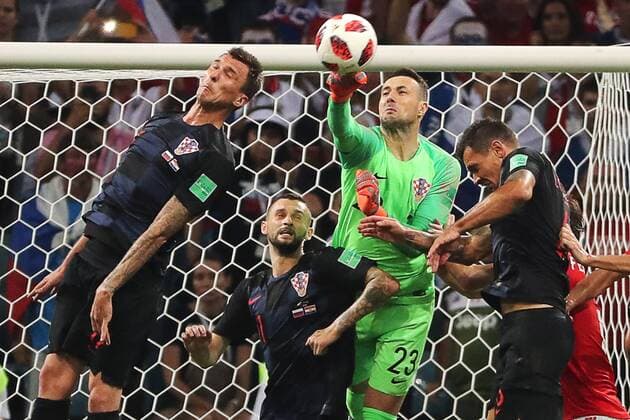 Sport-Bilder des Tages SOCHI, RUSSIA - JULY 7, 2018: Croatia s Mario Mandzukic, Marcelo Brozovic, goalkeeper Danijel Subasic (L-R) in action in the 2018 FIFA World Cup WM Weltmeisterschaft Fussball Quarterfinal match against Russia at Fisht Stadium. Croatia won the game on penalties 4-3. Alexander Demianchuk TASS  TS0889B2