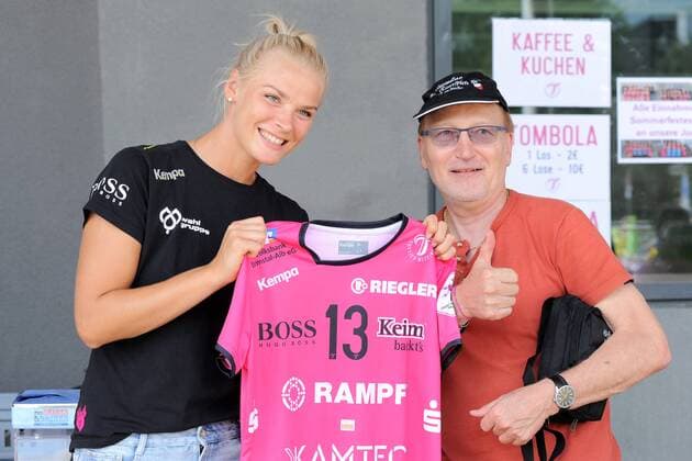 Shenia Minevskaja (TusSies Metzingen) uebergibt einem Fan sein gewonnenes Trikot von ihr TusSies Metzingen,Handball,Ligaspiel;Vorbereitung,08.07.2018;Foto:TBaur Eibner 2. TusSies Metzingen Sommerfest Metzingen Copyright: xEIBNER TobiasxBaurx EP_TBR