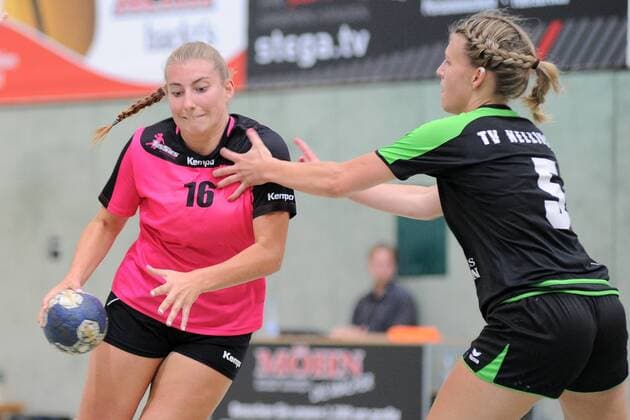 einlage Spiel der TusSies Metzingen 2 gegen die Schwaben Hornets Nellingen 2 Saskia Wagner (TusSies Metzingen II 16) gegen Alicia Kiedaisch (Schwaben Hornets Nellingen II 5) TusSies Metzingen,Handball,Ligaspiel;Vorbereitung,08.07.2018;Foto:TBaur Eibner 2. TusSies Metzingen Sommerfest Metzingen Copyright: xEIBNER TobiasxBaurx EP_TBR