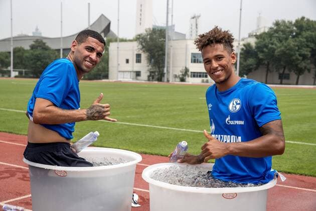 Sport Themen der Woche KW27 Sport - Bilder des Tages 08.07.2018, Fussball, Saison 2018 2019, Training FC Schalke 04 in Peking China v. l. Omar Mascarell (FC Schalke 04), Thilo KEHRER (FC Schalke 04) Peking China *** 08 07 2018 Football Season 2018 2019 Training FC Schalke 04 in Beijing China v Omar Mascarell FC Schalke 04 Thilo KEHRER FC Schalke 04 Beijing China