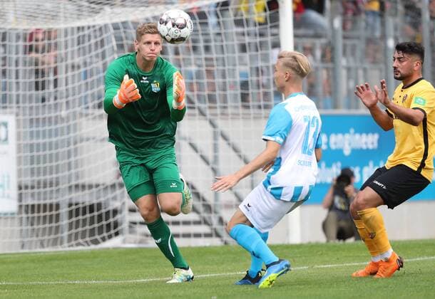 Chemnitz, 08.07.2018, Stadion Chemnitz, Fussball, Testspiel, 38.Spieltag , Chemnitzer FC vs. Dynamo Dresden , Im Bild v.l.: Torwart Jakub Jakubov (1, Chemnitz), Valentino Schubert ( Chemnitz) und Aias Aosman (10, Dresden). , *** Chemnitz 08 07 2018 Chemnitz stadium Test Match 38 Matchday