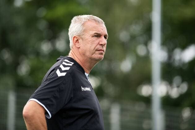 Trainingsauftakt FF USV Jena 2. Frauen Fußball Bundesliga in die Saison 2018 2019 im Unisportzentrum Jena am 9.7.18 Trainer Steffen Beck (Jena) beobachtet das Training, Portrait. Oberaue, USZ Jena