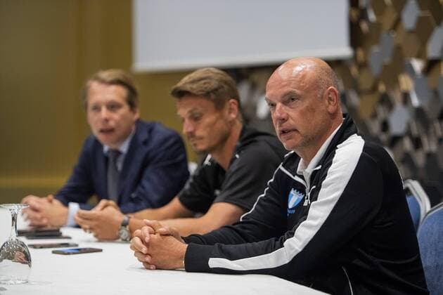 180709 Press officer Peter hlander, Markus Rosenberg and head coach Uwe Rösler of Malmö FF during a press conference PK Pressekonferenz ahead of the UEFA Champions League qualifying match between FC Drita and Malmö FF on July 9, 2018 in Pristina. Photo: Ludvig Thunman BILDBYRN kod LT 92085 Copyright: LUDVIGxTHUNMAN BB180709LT054