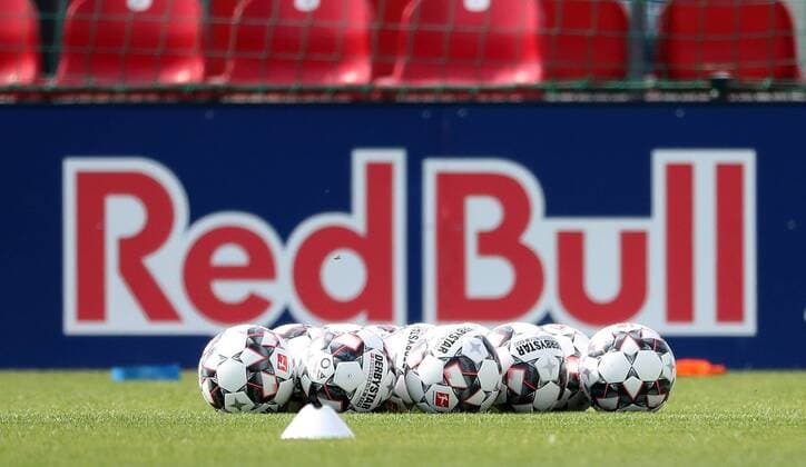 RB Leipzig Training Fussball Bundesliga Leipzig, 09.07.2018, RBL Trainingszentrum, Fussball, 1.Bundesliga , RB Leipzig - Trainingsauftakt für die Saison 2018 19. , Im Bild v.l.: Derbystar Bälle vor Red Bull Werbebande. ,