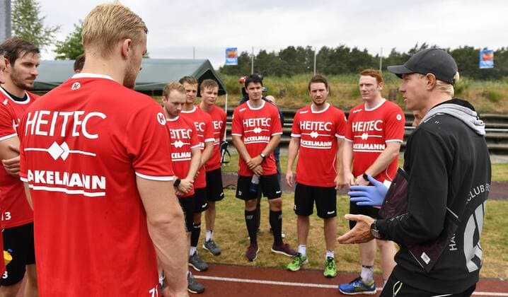 10.07.2018 - Handball - 1. Bundesliga - Saison 2018 2019 - HC Erlangen HCE - Fitness-Test Laktat-Test - - Dr. Andreas Wittke ( Athletik-Trainer HC Erlangen HCE ) spricht zu Mannschaft Team