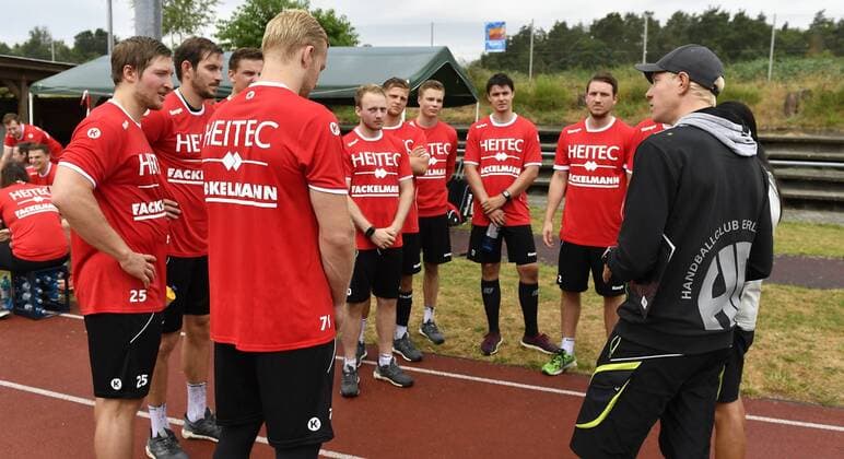 10.07.2018 - Handball - 1. Bundesliga - Saison 2018 2019 - HC Erlangen HCE - Fitness-Test Laktat-Test - - Dr. Andreas Wittke ( Athletik-Trainer HC Erlangen HCE ) spricht zu Mannschaft Team