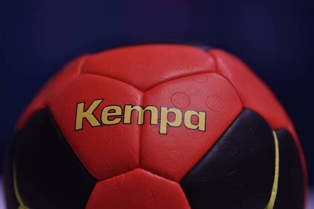 10.07.2018 - Handball - 1. Bundesliga - Saison 2017 2018 - HC Erlangen HCE - Pressekonferenz Pressetermin Medientermin - Vorstellung Ausrüster Kempa - - Feature Impression Symbolbild Symbolfoto - Spielball Ball - Wappen Logo Emblem - Kempa