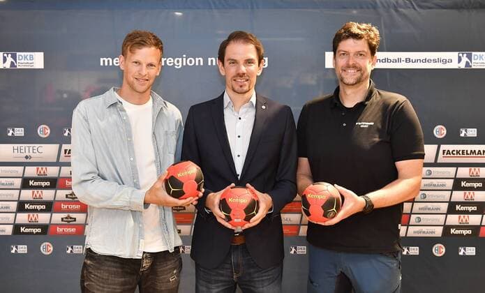 10.07.2018 - Handball - 1. Bundesliga - Saison 2017 2018 - HC Erlangen HCE - Pressekonferenz Pressetermin Medientermin - Vorstellung Ausrüster Kempa - - von links : Tim Grothaus ( Leiter Sponsoring Kempa ) Rene Selke ( Geschäftsführer HC Erlangen HCE ) Christian Bier ( Geschäftsführer Intersport Eisert )