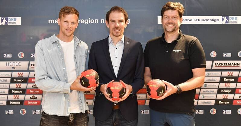 10.07.2018 - Handball - 1. Bundesliga - Saison 2017 2018 - HC Erlangen HCE - Pressekonferenz Pressetermin Medientermin - Vorstellung Ausrüster Kempa - - von links : Tim Grothaus ( Leiter Sponsoring Kempa ) Rene Selke ( Geschäftsführer HC Erlangen HCE ) Christian Bier ( Geschäftsführer Intersport Eisert )