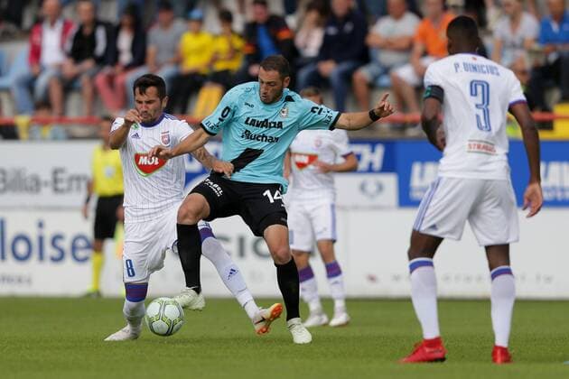 Anel Hadzic (MOL Vidi 8) im Zweikampf mit Clement Couturier (F91 Duedelingen - 14) 10.07.2018 Fussball Champions League Qualifikation, 1. Runde, Hinspiel, Saison 2018-2019 10.07.2018 LUX, CLQ, F91 Düdelingen (LUX) - MOL Vidi FC (HUN) (Dudelange - Videoton) Stade Jos Nosbaum, Düdelingen 