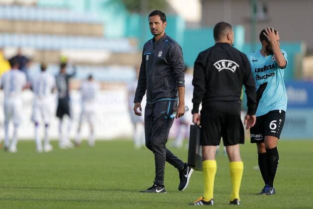 Dino Toppmöller (Trainer F91 Duedelingen - Toppmoeller) ist enttaeuscht, frustriert, Entaeuschung, Frust, Emotionen nach Schlusspfiff 10.07.2018 Fussball Champions League Qualifikation, 1. Runde, Hinspiel, Saison 2018-2019 10.07.2018 LUX, CLQ, F91 Düdelingen (LUX) - MOL Vidi FC (HUN) (Dudelange - Videoton) Stade Jos Nosbaum, Düdelingen 