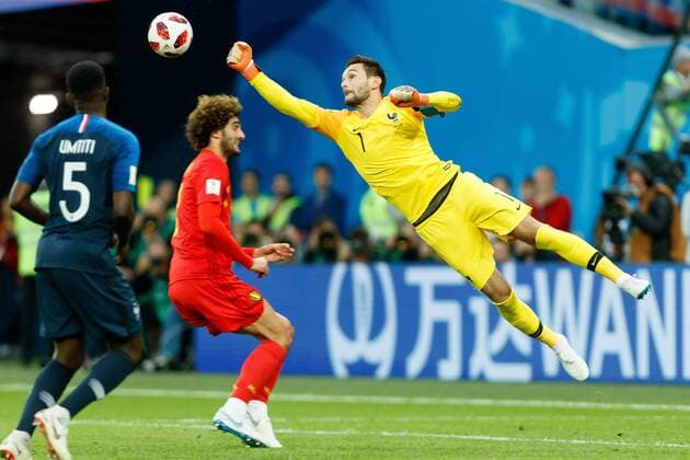 Sport Bilder des Tages Sankt Petersburg, Russland, 10.07.2018, FIFA Weltmeisterschaft, Halbfinale, Frankreich - Belgien, Marouane Fellaini (BEL) und Torwart Hugo Lloris (FRA) im zweikampf ( DeFodi507 *** Saint Petersburg Russia 10 07 2018 FIFA World Cup semi-finals France Belgium Marouane Fellaini BEL and goalkeeper Hugo Lloris FRA in the fight DeFodi507