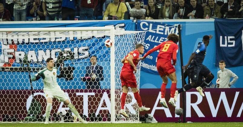 Sport Bilder des Tages St. Petersburg , 10.07.2018 Tor zum 1:0 durch Samuel Umtiti (FRA) gegen Torwart Thibaut Courtois (Belgien) Frankreich - Belgien *** St Petersburg 10 07 2018 Goal to 1 0 by Samuel Umtiti FRA against Goalkeeper Thibaut Courtois Belgium France Belgium