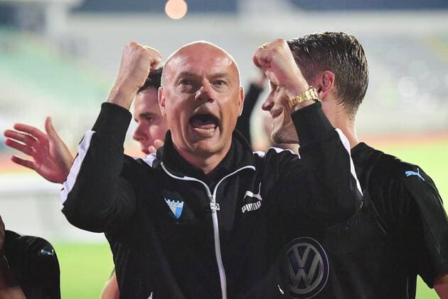 180710 Head coach Uwe Rösler of Malmö FF recognizes the fans while celebrating after winning the UEFA Champions League qualifying match between FC Drita and Malmö FF on July 10, 2018 in Pristina. Photo: Ludvig Thunman BILDBYRAN kod LT 92086 Copyright: LUDVIGxTHUNMAN BB180710LT059