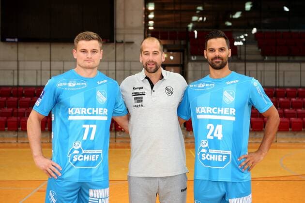 TVB 1898 Stuttgart, 1 Handball Bundesliga, Portraettermin 2018 2019, Neuzugaenge links David Schmidt ( TVB 1898 Stuttgart ) rechts Finn Kretschmer ( TVB 1898 Stuttgart ) Mitte Trainer Juergen Schweikardt ( TVB 1898 Stuttgart ) TVB 1898 Stuttgart, 1 Handball Bundesliga, Portraettermin 2018 2019 Stuttgart Copyright: xEIBNER HarryxLangerx EP_HLR