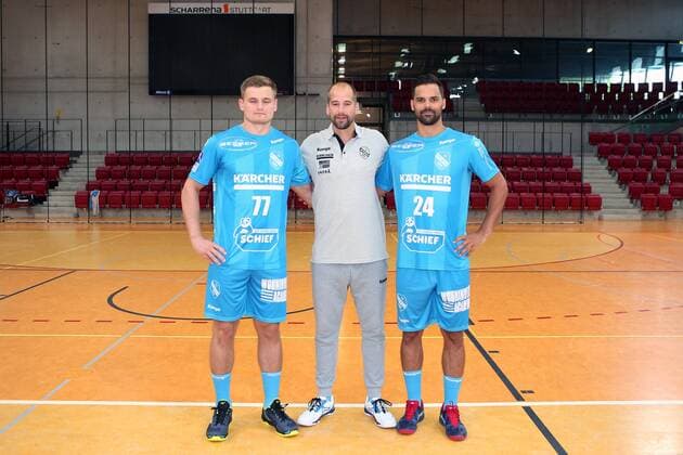 TVB 1898 Stuttgart, 1 Handball Bundesliga, Portraettermin 2018 2019, Neuzugaenge links David Schmidt ( TVB 1898 Stuttgart ) rechts Finn Kretschmer ( TVB 1898 Stuttgart ) Mitte Trainer Juergen Schweikardt ( TVB 1898 Stuttgart ) TVB 1898 Stuttgart, 1 Handball Bundesliga, Portraettermin 2018 2019 Stuttgart Copyright: xEIBNER HarryxLangerx EP_HLR