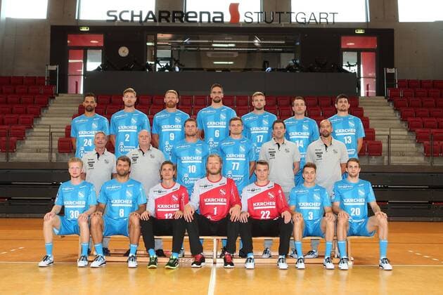 TVB 1898 Stuttgart, 1 Handball Bundesliga, Portraettermin 2018 2019, Mannschaftsfoto, Hintere Reihe v.l.: Lukas von Deschwanden (24), Tobias Schimmelbauer (2), Manuel Spaeth (9), Dominik Weiss (6), Samuel Roethlisberger (17), Simon Baumgarten (14), Robert Markotic (13) Mittlere Reihe v.l.: Betreuer Herbert Stadler, Betreuer Klaus Schebek, Michael Kraus (10), David Schmidt (77), Physio Frank Jakschitz, Trainer Juergen Schweikardt Vordere Reihe v.l.: Sascha Pfattheicher (30), Michael Schweikardt (8), Jonas Maier (12), Johannes Bitter (1), Nick Lehmann (22), Max Haefner (3), Florian Burmeister (20) Es fehlen: Co-Trainer Karsten Schaefer und Bobby Schagen (7) TVB 1898 Stuttgart, 1 Handball Bundesliga, Portraettermin 2018 2019 Stuttgart Copyright: xEIBNER HarryxLangerx EP_HLR