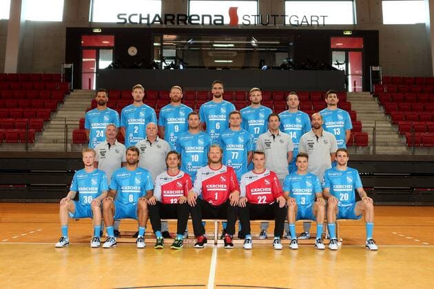 TVB 1898 Stuttgart, 1 Handball Bundesliga, Portraettermin 2018 2019, Mannschaftsfoto, Hintere Reihe v.l.: Lukas von Deschwanden (24), Tobias Schimmelbauer (2), Manuel Spaeth (9), Dominik Weiss (6), Samuel Roethlisberger (17), Simon Baumgarten (14), Robert Markotic (13) Mittlere Reihe v.l.: Betreuer Herbert Stadler, Betreuer Klaus Schebek, Michael Kraus (10), David Schmidt (77), Physio Frank Jakschitz, Trainer Juergen Schweikardt Vordere Reihe v.l.: Sascha Pfattheicher (30), Michael Schweikardt (8), Jonas Maier (12), Johannes Bitter (1), Nick Lehmann (22), Max Haefner (3), Florian Burmeister (20) Es fehlen: Co-Trainer Karsten Schaefer und Bobby Schagen (7) TVB 1898 Stuttgart, 1 Handball Bundesliga, Portraettermin 2018 2019 Stuttgart Copyright: xEIBNER HarryxLangerx EP_HLR