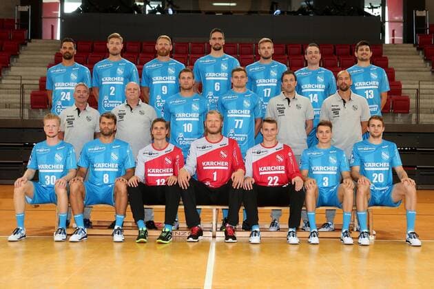 TVB 1898 Stuttgart, 1 Handball Bundesliga, Portraettermin 2018 2019, Mannschaftsfoto, Hintere Reihe v.l.: Lukas von Deschwanden (24), Tobias Schimmelbauer (2), Manuel Spaeth (9), Dominik Weiss (6), Samuel Roethlisberger (17), Simon Baumgarten (14), Robert Markotic (13) Mittlere Reihe v.l.: Betreuer Herbert Stadler, Betreuer Klaus Schebek, Michael Kraus (10), David Schmidt (77), Physio Frank Jakschitz, Trainer Juergen Schweikardt Vordere Reihe v.l.: Sascha Pfattheicher (30), Michael Schweikardt (8), Jonas Maier (12), Johannes Bitter (1), Nick Lehmann (22), Max Haefner (3), Florian Burmeister (20) Es fehlen: Co-Trainer Karsten Schaefer und Bobby Schagen (7) TVB 1898 Stuttgart, 1 Handball Bundesliga, Portraettermin 2018 2019 Stuttgart Copyright: xEIBNER HarryxLangerx EP_HLR