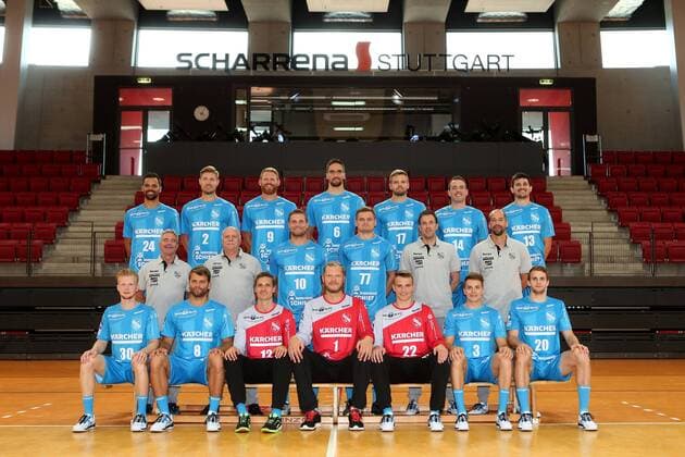TVB 1898 Stuttgart, 1 Handball Bundesliga, Portraettermin 2018 2019, Mannschaftsfoto, Hintere Reihe v.l.: Lukas von Deschwanden (24), Tobias Schimmelbauer (2), Manuel Spaeth (9), Dominik Weiss (6), Samuel Roethlisberger (17), Simon Baumgarten (14), Robert Markotic (13) Mittlere Reihe v.l.: Betreuer Herbert Stadler, Betreuer Klaus Schebek, Michael Kraus (10), David Schmidt (77), Physio Frank Jakschitz, Trainer Juergen Schweikardt Vordere Reihe v.l.: Sascha Pfattheicher (30), Michael Schweikardt (8), Jonas Maier (12), Johannes Bitter (1), Nick Lehmann (22), Max Haefner (3), Florian Burmeister (20) Es fehlen: Co-Trainer Karsten Schaefer und Bobby Schagen (7) TVB 1898 Stuttgart, 1 Handball Bundesliga, Portraettermin 2018 2019 Stuttgart Copyright: xEIBNER HarryxLangerx EP_HLR