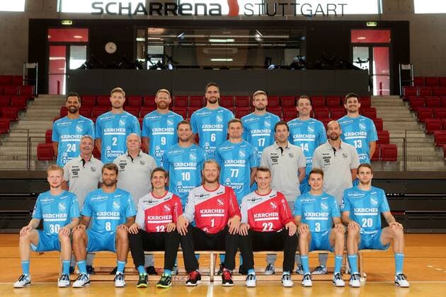 TVB 1898 Stuttgart, 1 Handball Bundesliga, Portraettermin 2018 2019, Mannschaftsfoto, Hintere Reihe v.l.: Lukas von Deschwanden (24), Tobias Schimmelbauer (2), Manuel Spaeth (9), Dominik Weiss (6), Samuel Roethlisberger (17), Simon Baumgarten (14), Robert Markotic (13) Mittlere Reihe v.l.: Betreuer Herbert Stadler, Betreuer Klaus Schebek, Michael Kraus (10), David Schmidt (77), Physio Frank Jakschitz, Trainer Juergen Schweikardt Vordere Reihe v.l.: Sascha Pfattheicher (30), Michael Schweikardt (8), Jonas Maier (12), Johannes Bitter (1), Nick Lehmann (22), Max Haefner (3), Florian Burmeister (20) Es fehlen: Co-Trainer Karsten Schaefer und Bobby Schagen (7) TVB 1898 Stuttgart, 1 Handball Bundesliga, Portraettermin 2018 2019 Stuttgart Copyright: xEIBNER HarryxLangerx EP_HLR