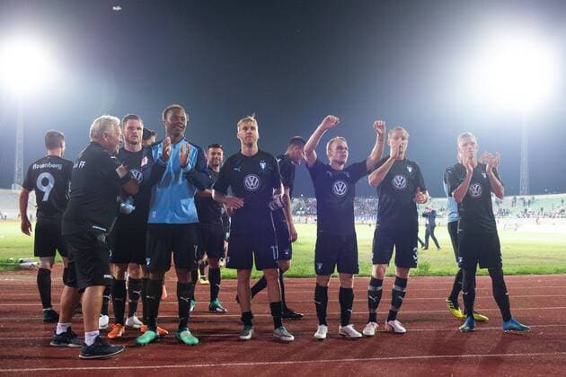 180710 Carlos Strandberg, Rasmus Bengtsson and Oscar Lewicki of Malmö FF recognize the fans and celebrate after winning UEFA Champions League qualifying match between FC Drita and Malmö FF on July 10, 2018 in Pristina. Photo: Ludvig Thunman BILDBYRAN kod LT 92086 Copyright: LUDVIGxTHUNMAN BB180710LT077