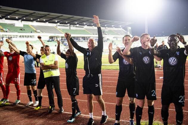 180710 Head coach Uwe Rösler of Malmö FF celebrates with his fans and his team after winning the UEFA Champions League qualifying match between FC Drita and Malmö FF on July 10, 2018 in Pristina. Photo: Ludvig Thunman BILDBYRN kod LT 35501 Copyright: LUDVIGxTHUNMAN BB180710LT114