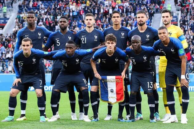 ST PETERSBURG, RUSSIA - JULY 10, 2018: France s Antoine Griezmann, Blaise Matuidi, Benjamin Pavard, N Golo Kante, Kylian Mbappe (L-R front), Paul Pogba, Samuel Umtiti, Lucas Hernandez, Raphael Varane, Olivier Giroud and goalkeeper Hugo Lloris (L-R background) pose for a group photograph ahead of the 2018 FIFA World Cup WM Weltmeisterschaft Fussball Semi-final match between France and Belgium at Saint Petersburg Stadium. Sergei Bobylev TASS  TS088DB2