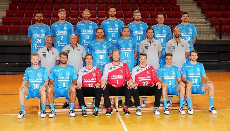 BAU 10.07.2018 Stuttgart Handball TVB 1898 Stuttgart Fototermin, Mannschaftsfoto Hintere Reihe v.l.: Lukas von Deschwanden (24), Tobias Schimmelbauer (2), Manuel Späth (9), Dominik Weiß (6), Samuel Röthlisberger (17), Simon Baumgarten (14), Robert Markotic (13) Mittlere Reihe v.l.: Betreuer Herbert Stadler, Betreuer Klaus Schebek, Michael Kraus (10), David Schmidt (77), Physio Frank Jakschitz, Trainer Jürgen Schweikardt Vordere Reihe v.l.: Sascha Pfattheicher (30), Michael Schweikardt (8), Jonas Maier (12), Johannes Bitter (1), Nick Lehmann (22), Max Häfner (3), Florian Burmeister (20) Es fehlen: Co-Trainer Karsten Schäfer und Bobby Schagen (7)