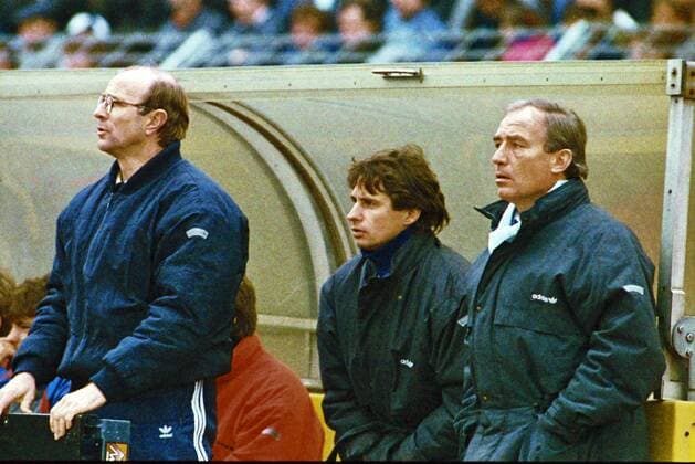 Aus 1. BL Saison 1987 88 Hannover 96 gegen BayerUerdingen 0:0 am 19.03.1988 im Niedersachsenstadion. Im Foto: Uerdingen Trainerbank mit Trainer Rolf Schafstall re.