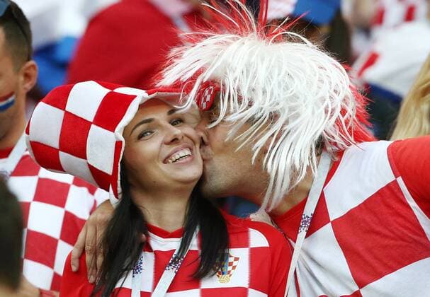 kroatische Fans küssend Mädchen Junge Fußball Fussball FIFA WM Weltmeisterschaft Russland Russia 2018 Halbfinale 1 2 Finale Saison 2017 2018 11.07.2018 Kroatien CRO vs. England ENG *** Croatian fans kissing Girl Boy Sports Soccer Football FIFA World Cup Russia Russia 2018 Semifinals 1 2 Final Season 2017 2018 11 07 2018 Croatia CRO vs England ENG