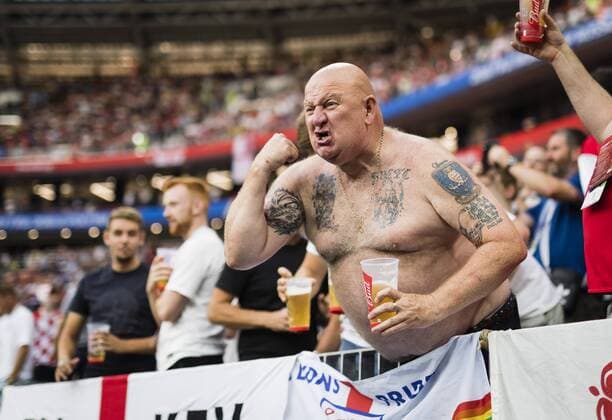 Moskau , 11.07.2018 England Fan feiert mit Bier Kroatien - England *** Moscow 11 07 2018 England fan celebrates with beer Croatia England