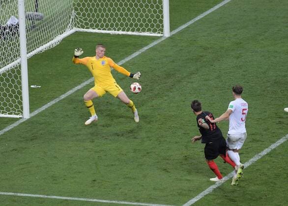 Sport Bilder des Tages WM 2018 in Rußland Kroatien - England 11.07.2018 Tor 2:1 durch Mario Mandzukic (KRO) gegen Torwart Jordan Pickford (ENG) und John Stones