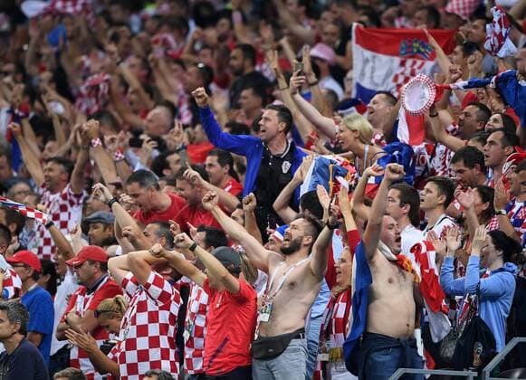 WM 2018, Kroatien - England FUSSBALL WM 2018 Halbfinale ------- Kroatien - England 11.07.2018 Kroatische Fans jubeln nach dem Tor zum 2:1 *** FIFA World Cup 2018 Semi-finals Croatia England 11 07 2018 Croatian fans cheer for the goal to 2 1 