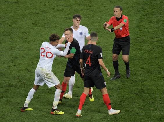WM 2018, Kroatien - England Weltmeisterschaft 2018 in Rußland Kroatien - England 11.07.2018 Dele Alli (ENG) rangelt mit Ivan Rakitic , oben Schiedsrichter Cüneyt Cakir (Türkei)