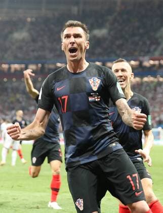 WM 2018, Kroatien - England (180711) -- MOSCOW, July 11, 2018 -- Mario Mandzukic (front) of Croatia celebrates scoring during the 2018 FIFA World Cup WM Weltmeisterschaft Fussball semi-final match between England and Croatia in Moscow, Russia, July 11, 2018. ) (SP)RUSSIA-MOSCOW-2018 WORLD CUP-SEMIFINAL-ENGLAND VS CROATIA CaoxCan 