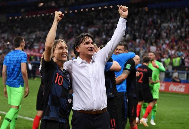 FUSSBALL WM 2018 Halbfinale ------- Kroatien - England 11.07.2018 Luka Modric (li) und Trainer Zlatko Dalic (re, beide Kroatien) jubeln nach dem Abpfiff *** FIFA World Cup 2018 Semi-finals Croatia England 11 07 2018 Luka Modric li and coach Zlatko Dalic re both Croatia cheered after the final whistle 