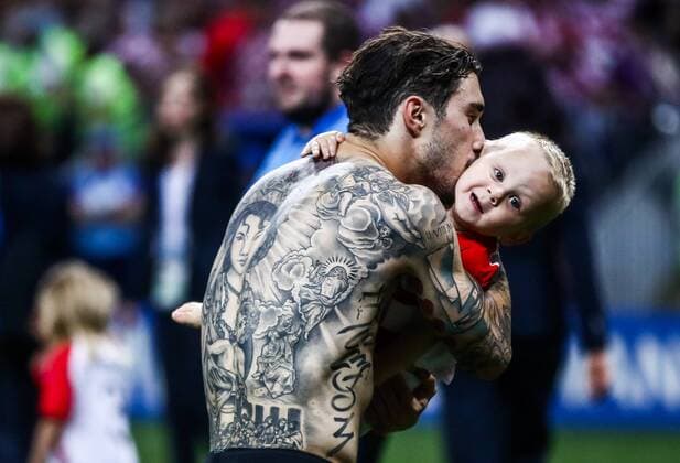 Sport Themen der Woche KW28 Sport Bilder des Tages MOSCOW, RUSSIA - JULY 11, 2018: Croatia s Sime Vrsaljko with his teammate Domagoj Vida s son David celebrate winning their 2018 FIFA World Cup WM Weltmeisterschaft Fussball semi-final match against England with a 2-1 score at Luzhniki Stadium. Valery Sharifulin TASS  TS08916F