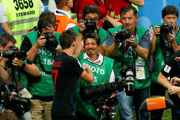 Sport Bilder des Tages WM 2018, Kolumbien - England, Fotograf Yuri Cortez beim Torjubel überrannt England vs Croatia MOSCOU, MO - 11.07.2018: ENGLAND VS CROATIA - Mario Mandzukic of Croatia greets photographer after knocking him down in celebration of his goal in match between England and Corácia valid for the semifinal of the 2018 World Cup held at the Luzhniki Stadium in Moscow, Russia. (Photo: Marcelo Machado de Melo Fotoarena) x1565945x  MarceloxMachadoxdexMelo