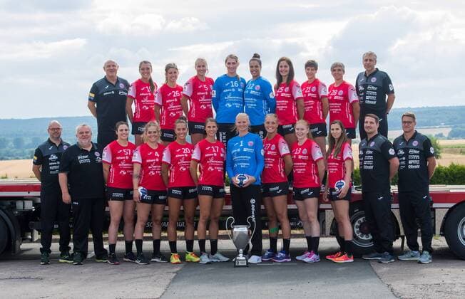 11-07-2018 Mühlhausen Handball -Bundesliga Frauen Saison 2018 2019 Mannschaftsfoto : hintere Reihe v.l.Trainer Herbert Müller 99(Thueringer HC),Alexandra Mazzucco 10(Thueringer HC)Nina Schilk 26(Thueringer HC), Saskia Lang 05 (Thueringer HC),Anne Cathrin Johanna Giegerich 16 (Thueringer HC), Kristy Lysanne Zimmermann 12(Thueringer HC), Gordana Mitrovic 25(Thueringer HC),Ina Großmann 21(Thueringer HC )Lydia Jakubisova 28 (Thueringer HC) und Mannschaftsarzt Dr. Macher vorn v.l. Teammanager Maik Schenk , Co- Trainer Helfried Müller , Josephine Huber 57 (Thueringer HC), Beate Scheffknecht 04 (Thueringer HC),Emily Bölk 20(Thueringer HC ),Alice Stolle 17 (Thueringer HC), Jana Krause 01(Thueringer HC), Anne Hubinger 27(Thueringer HC), Meike Schmelzer 13(Thueringer HC),Iveta Luzumova 18(Thueringer HC ), Physio Andre Kirschner und Marc Schaller . Aktion