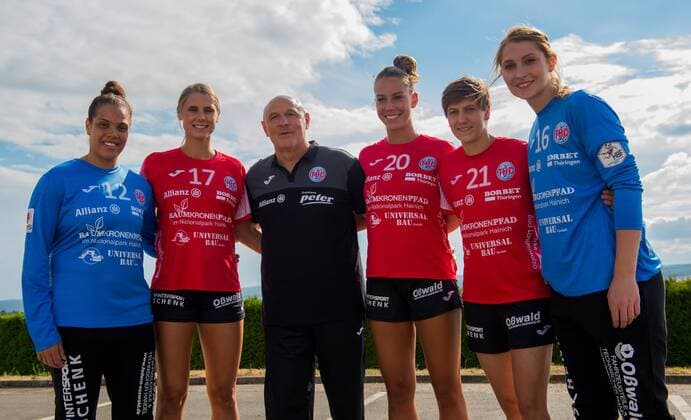 11-07-2018 Mühlhausen Handball -Bundesliga Frauen Saison 2018 2019 THC Erfurt Bad Langensalza- die NEUEN : v.l.Kristy Lysanne Zimmermann 12(Thueringer HC), Alice Stolle 17 (Thueringer HC), Trainer Herbert Müller 99(Thueringer HC),Emily Bölk 20(Thueringer HC ), Ina Großmann 21(Thueringer HC ) undAnn Cathrin Johanna Giegerich 16 (Thueringer HC) Aktion