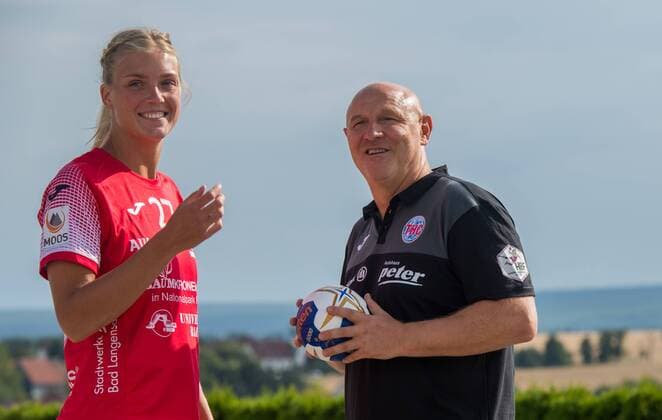 11-07-2018 Mühlhausen Handball -Bundesliga Frauen Saison 2018 2019 v.l.Anne Hubinger 27(Thueringer HC) und Trainer Herbert Müller 99(Thueringer HC) Aktion