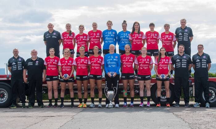11-07-2018 Mühlhausen Handball -Bundesliga Frauen Saison 2018 2019 Mannschaftsfoto : hintere Reihe v.l.Trainer Herbert Müller 99(Thueringer HC),Alexandra Mazzucco 10(Thueringer HC)Nina Schilk 26(Thueringer HC), Saskia Lang 05 (Thueringer HC),Anne Cathrin Johanna Giegerich 16 (Thueringer HC), Kristy Lysanne Zimmermann 12(Thueringer HC), Gordana Mitrovic 25(Thueringer HC),Ina Großmann 21(Thueringer HC )Lydia Jakubisova 28 (Thueringer HC) und Mannschaftsarzt Dr. Macher vorn v.l. Teammanager Maik Schenk , Co- Trainer Helfried Müller , Josephine Huber 57 (Thueringer HC), Beate Scheffknecht 04 (Thueringer HC),Emily Bölk 20(Thueringer HC ),Alice Stolle 17 (Thueringer HC), Jana Krause 01(Thueringer HC), Anne Hubinger 27(Thueringer HC), Meike Schmelzer 13(Thueringer HC),Iveta Luzumova 18(Thueringer HC ), Physio Andre Kirschner und Marc Schaller . Aktion