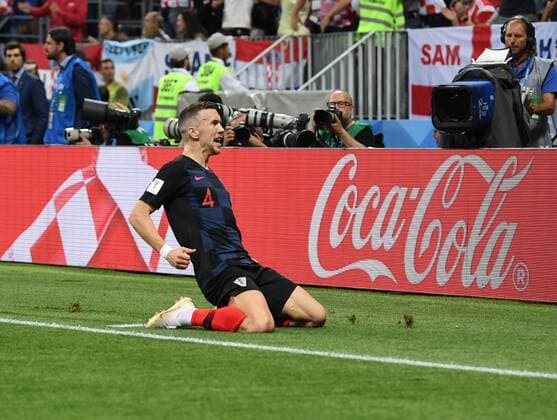 FUSSBALL WM 2018 Halbfinale 11.07.2018 Kroatien - England JUBEL Kroatien; Torschuetze zum 1-1 Ausgleich Ivan Perisic vor der Coca Cola Werbebande *** FIFA World Cup 2018 Semi-finals 11 07 2018 Croatia England JUBEL Croatia Goalkeeper for the 1 1 equalizer Ivan Perisic in front of the Coca Cola advertising gang 