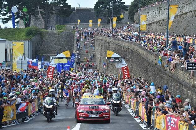 Sport Bilder des Tages Illustration picture shows the pack of riders in action during the sixth stage of the 105th edition of the Tour de France cycling race, from Brest-Mur de Bretagne Guerledan (181 km), in France, Thursday 12 July 2018. This year s Tour de France takes place from July 7th to July 29th. DAVIDxSTOCKMAN  x05384555x